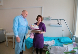 Сергей Шелест поздравил маму первого родившегося омича в 2026 году