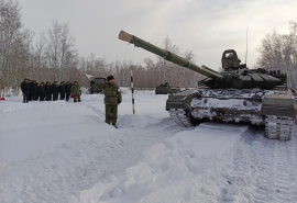 Омские курсанты освоили вождение военных гусеничных машин