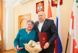 Мэр Омска Шелест передал награды мамам и женам омских десантников