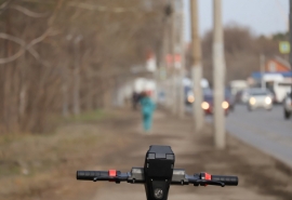 Омич в суде доказал ущерб от самоката на дороге