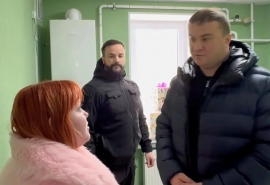 Омский губернатор Хоценко работает с командой в подшефном Стаханове