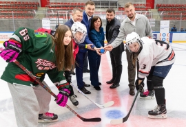 Омский НПЗ поддержал уникальный турнир по женскому хоккею «Жемчужный конек»