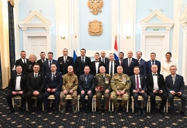 Перед 23 Февраля Виталий Хоценко вручил омичам государственные награды