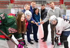 Омский НПЗ поддержал уникальный турнир по женскому хоккею «Жемчужный конек»