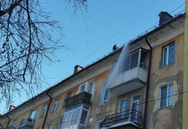 За февраль в Омске вынесли 80 предписаний за снег на крышах и во дворах