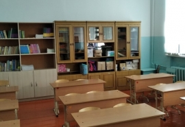 Замдиректора омской школы уволили во время декрета