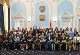 Кого из жительниц Омской области наградил Хоценко перед 8 Марта – список