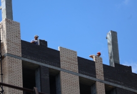 На территории ЖК «Академический» заметили технику. Омский застройщик опроверг начало стройки