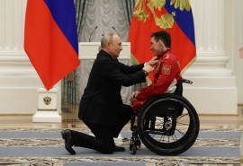 Президент Путин встал на колено при награждении паралимпийца Голубкова