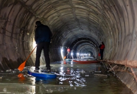 На сапбордах по тоннелям: омичи устроили сплав в недостроенном метро