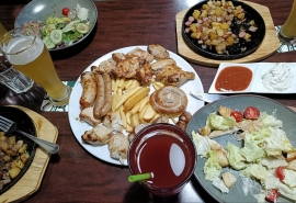 «Берут что подешевле»: в Омске обсуждают причину массового закрытия кафе и ресторанов