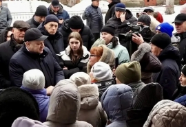 Мэр Омска Шелест встретился с жителями аварийного дома на Королева