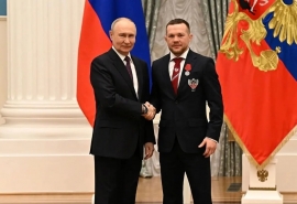 Владимир Путин наградил омского бойца Петра Яна