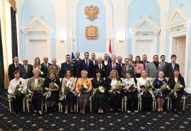 Хоценко в преддверии 1 мая наградил омичей за достижения в разных сферах: список