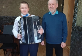 Первый замглавы Омского района Плукчи подарил баян юному ученику школы искусств