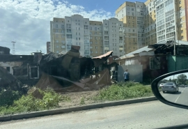 В плотном частном секторе Омска огонь уничтожил дом и перекинулся на соседние