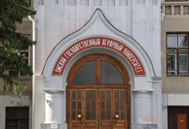 Ректор ОмГАУ «догоняет» по зарплате коллегу из ОмГПУ