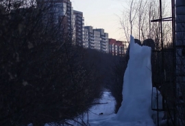 «Омск РТС» предостерегли из-за ледяного сталактита у бюста Ленина