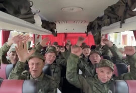 Минобороны показало кадры возвращения российских военнослужащих из плена ВСУ