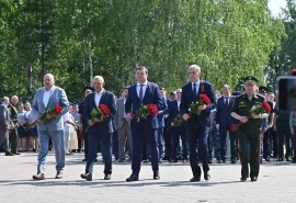 Омский губернатор Хоценко почтил память героев Великой Отечественной войны