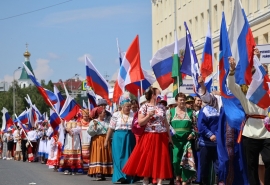 Парад национальностей в Омске прошел под песню «Катюша»: фото и видео с места событий