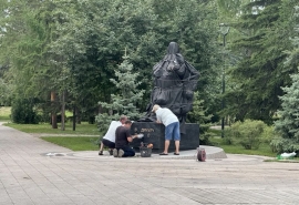 Памятник Высоцкому в Омске закрыли мешком