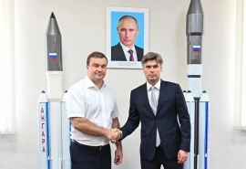 Омский губернатор Хоценко и руководитель Роскосмоса Баканов наградили сотрудников ПО «Полет»