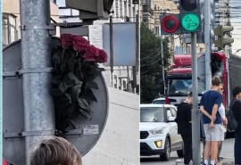 К месту жуткого ДТП на островке безопасности в Омске принесли цветы