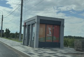 Возле нового сквера в КАО Омска ставят теплые остановки