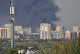 Появилось видео с места жуткого пожара в «Кварталах Драверта» на Левобережье Омска