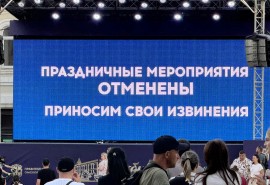 На Соборной площади в Омске разворачивают пришедших на концерт ко Дню города