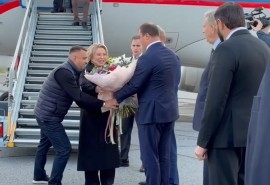 Хоценко встретил Матвиенко в Омске с шикарным букетом