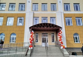 Владимир Корбут поприветствовал учеников обновленной омской гимназии № 88