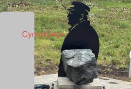 В Омске установили памятник основателю ЛДПР Владимиру Жириновскому