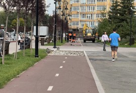 На обновленной набережной в центре Омска уже разбирают велодорожку