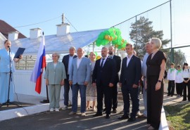 В Омском районе открыли учебную теплицу для школьников