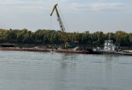 В Омске срочно пробивают судоходное русло Иртыша