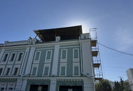 На крыше омского драмтеатра появилась деревянная мансарда