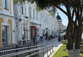 В здании с закрывшимся мидийным рестораном в центре Омска начался ремонт
