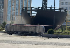 На площадь Бухгольца доставили бронзовые барельефы для обновленной «Державы»