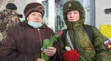 В преддверии 8 Марта омские школьники раздали женщинам тюльпаны
