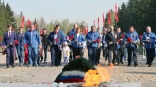 Омские единороссы почтили память ветеранов Великой Отечественной войны возложением цветов к мемориалу в парке Победы