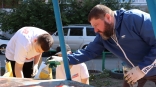 Участник праймериз ЕР помог с благоустройством детской площадки в Центральном округе Омска