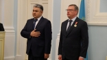 Омскому губернатору Буркову вручили государственную награду Республики Казахстан