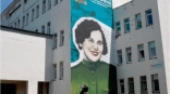 Благодаря «Единой России» на фасаде больницы появилось граффити с известным омским врачом