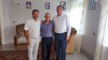 Губернатор Бурков и глава Омского района Долматов встретились с отцом героя спецоперации