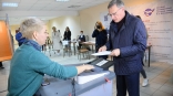 Губернатор Бурков проголосовал на выборах депутатов Омского горсовета