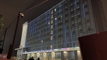 Новая гостиница «Космос» в центре Омска показала ночную подсветку