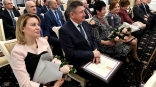Губернатор Александр Бурков вручил омичам государственные награды