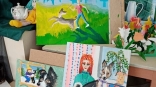 Бездомные собаки выступили моделями для выставки юных омских художников